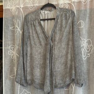Black and white pattern like new DR2 blouse size large